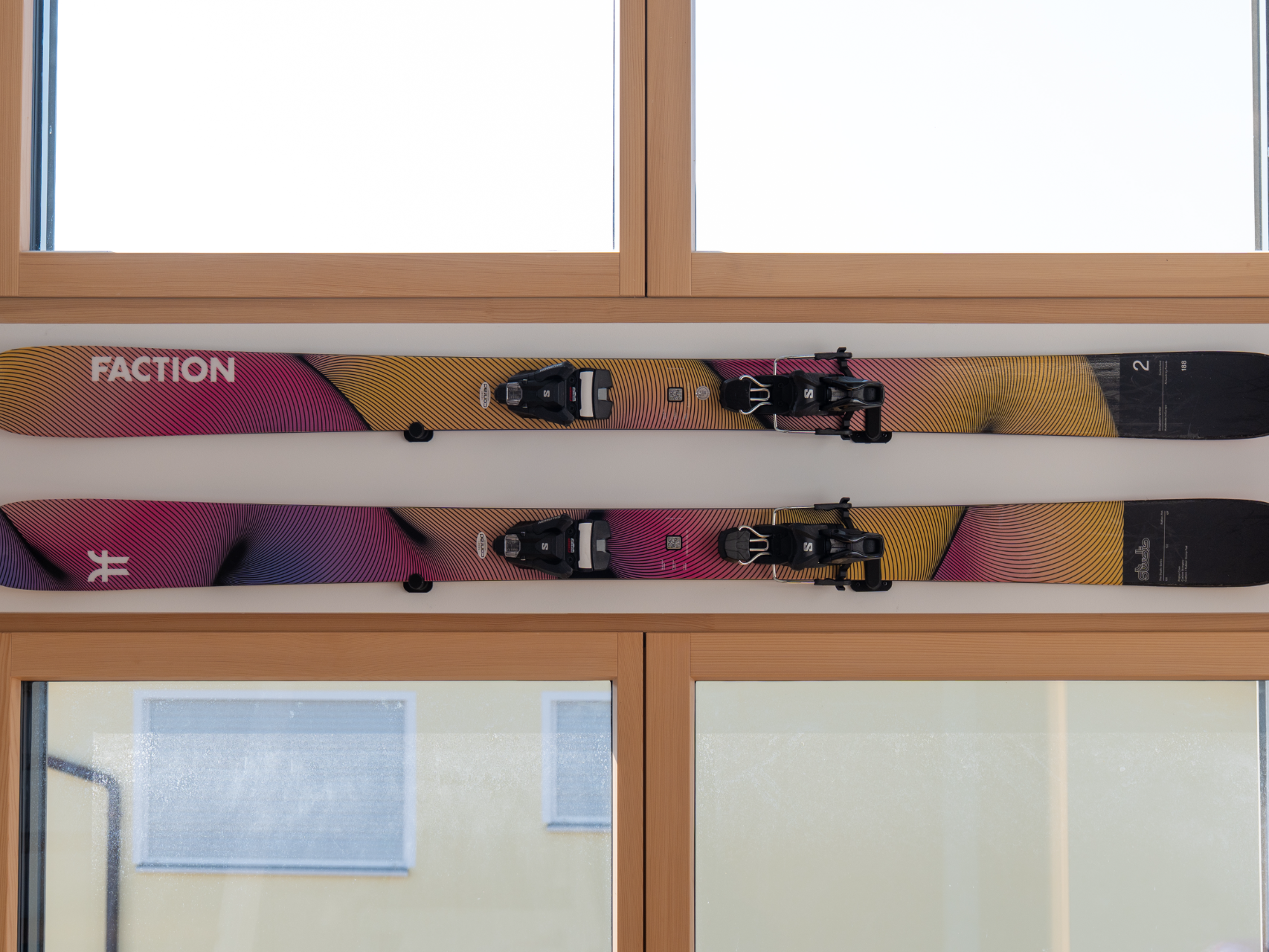 Low-profile ski Wallmount