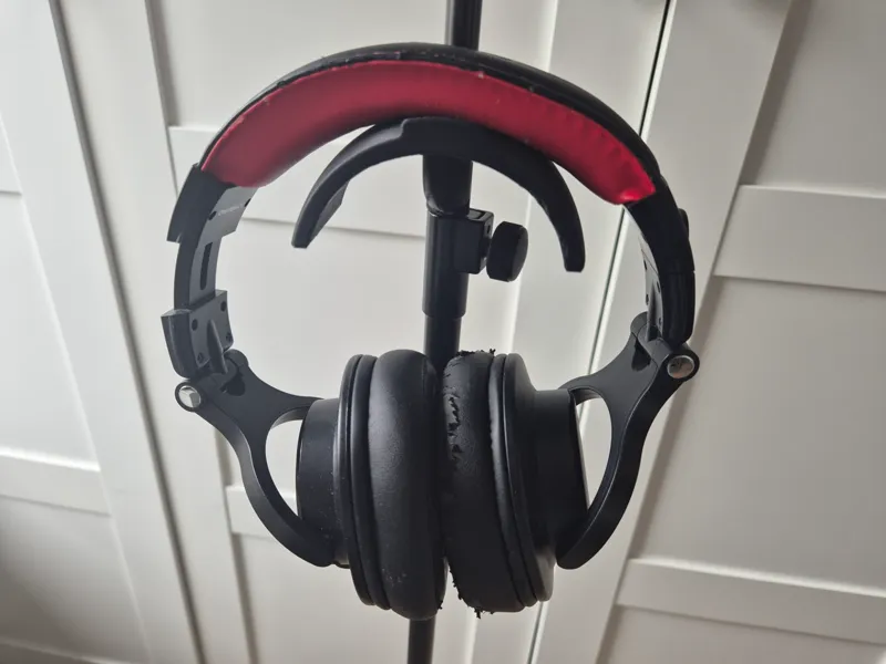 Microphone-stand headphone rest