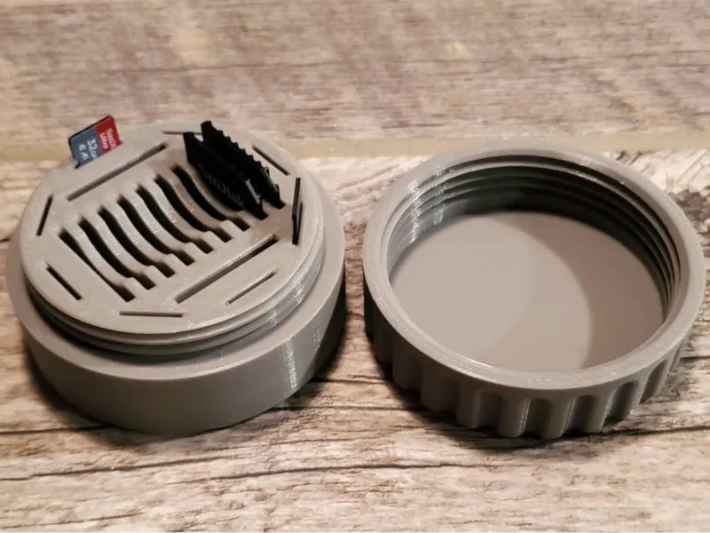 Simple SD and Micro SD card case/holder