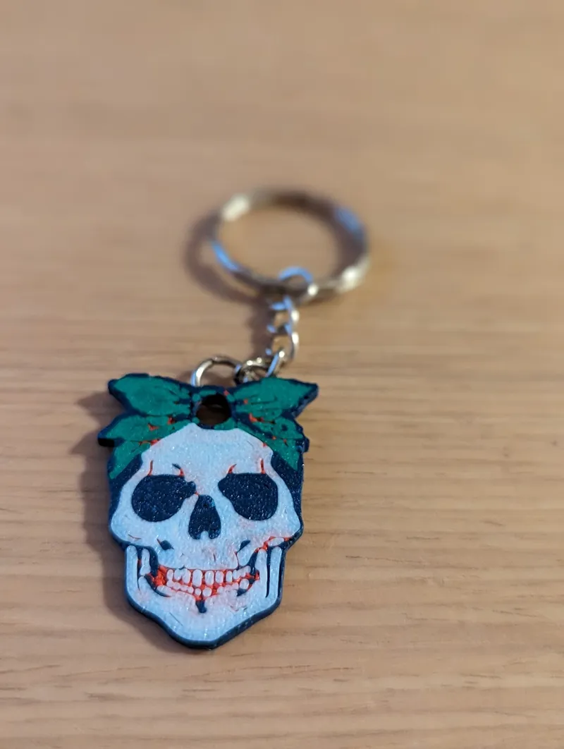 Skull keychain with halloween bow - Llavero Calavera con lazo halloween