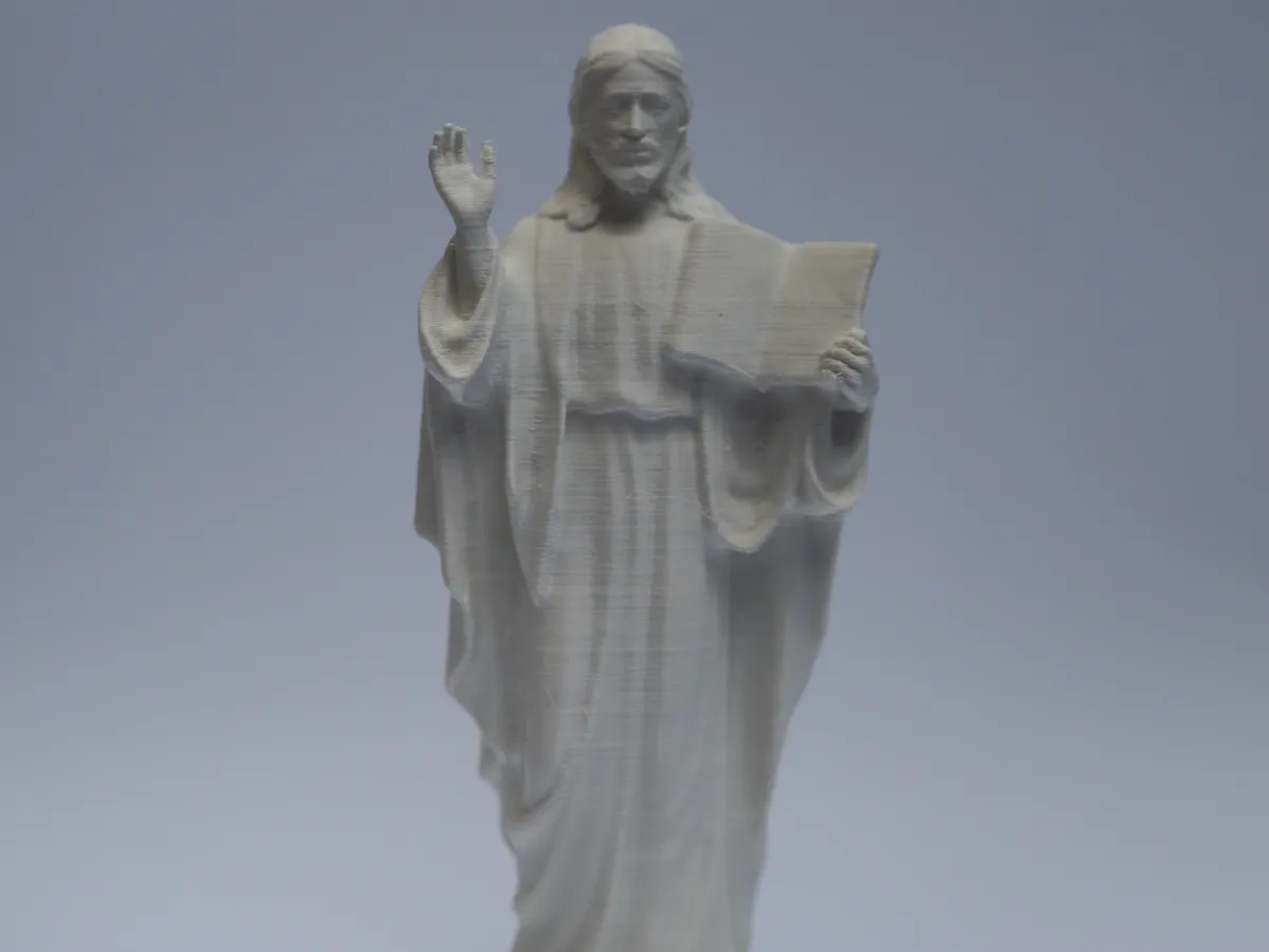 Statue du Christ bénissant avec les Écritures