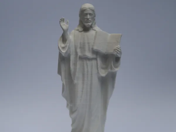 Statue du Christ bénissant avec les Écritures