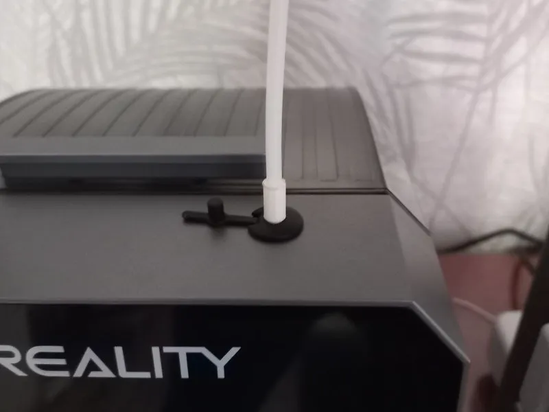 Thread feed tube holder