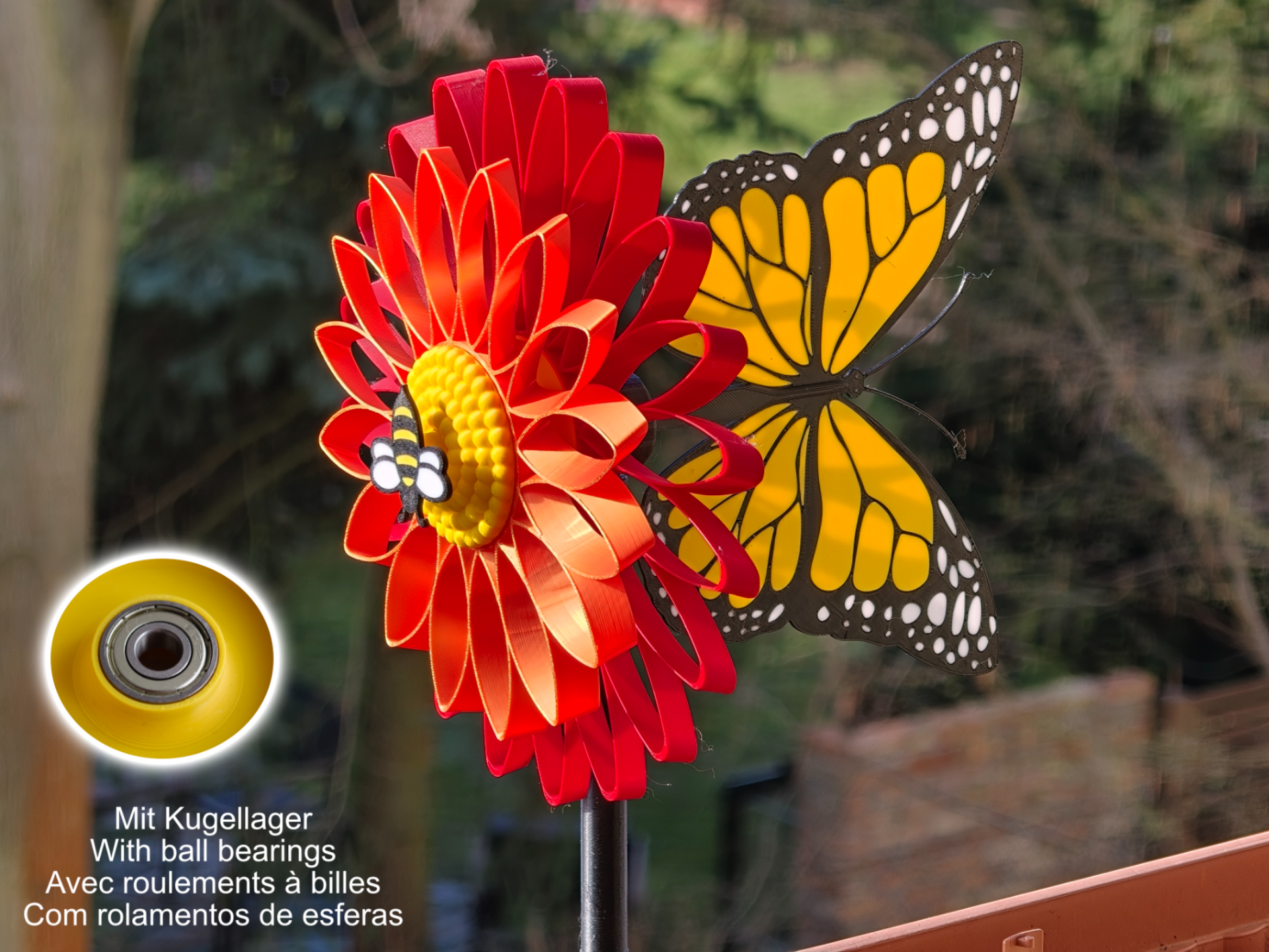 Windradblume mit Biene und Schmetterling
