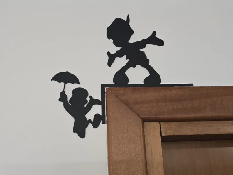 Pinocchio e grillo parlante sopra porta