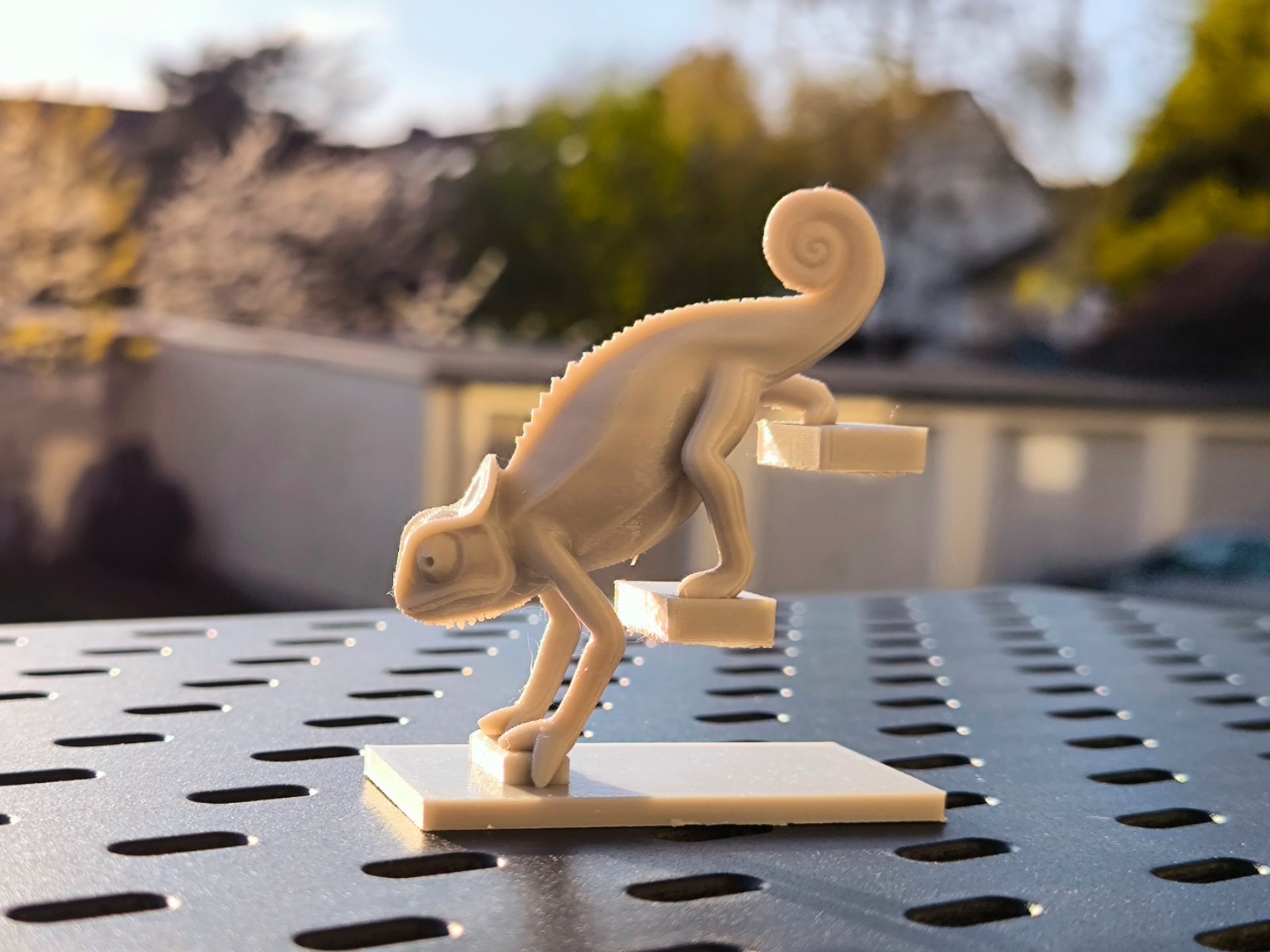 Precision Climb Chameleon - auf Treppe Sculpture 