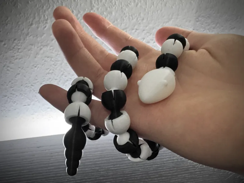 Articulated Expandable rattle snake toy