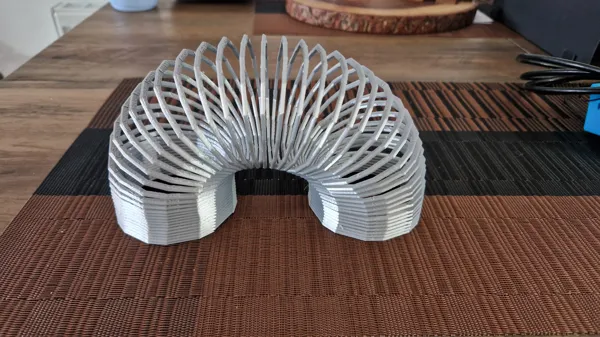 Ressort slinky polygonal