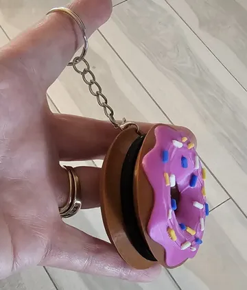 Accesorio para sujetar ligas de cabello: Donut Hair Tie Holder Keychain — vista de referencia 3