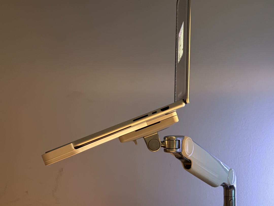Macbook Pro 16 VESA monitor arm adapter mount