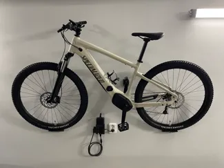 Bike wall hanger for platform/flat pedals V2
