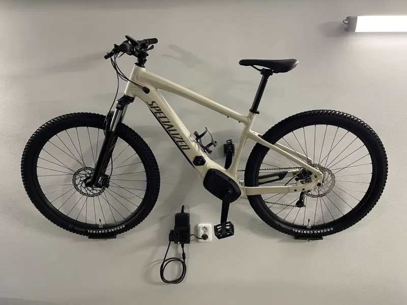 Bike wall hanger for platform/flat pedals V2