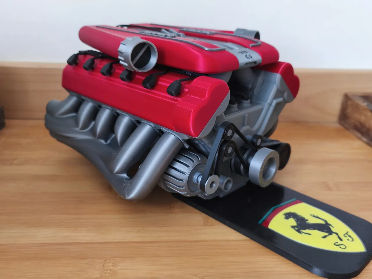 Motor ferrari V12 view 4