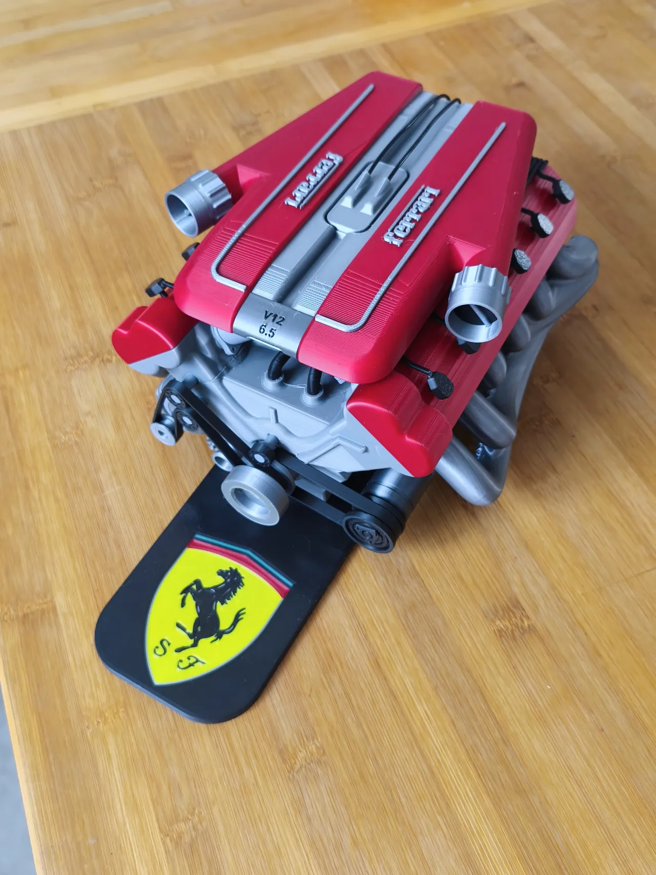 Motor ferrari V12 view 2