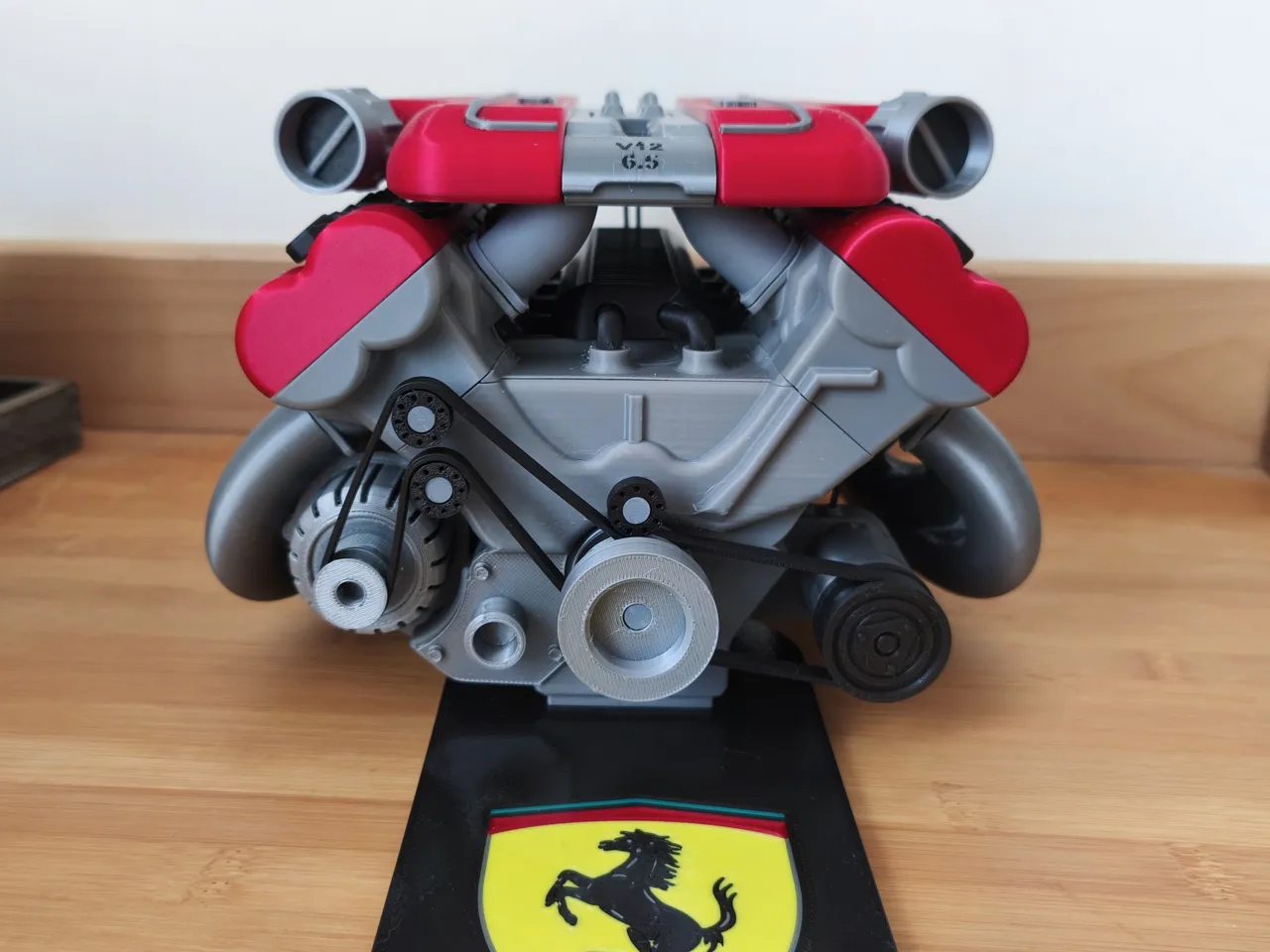 Motor ferrari V12 view 3
