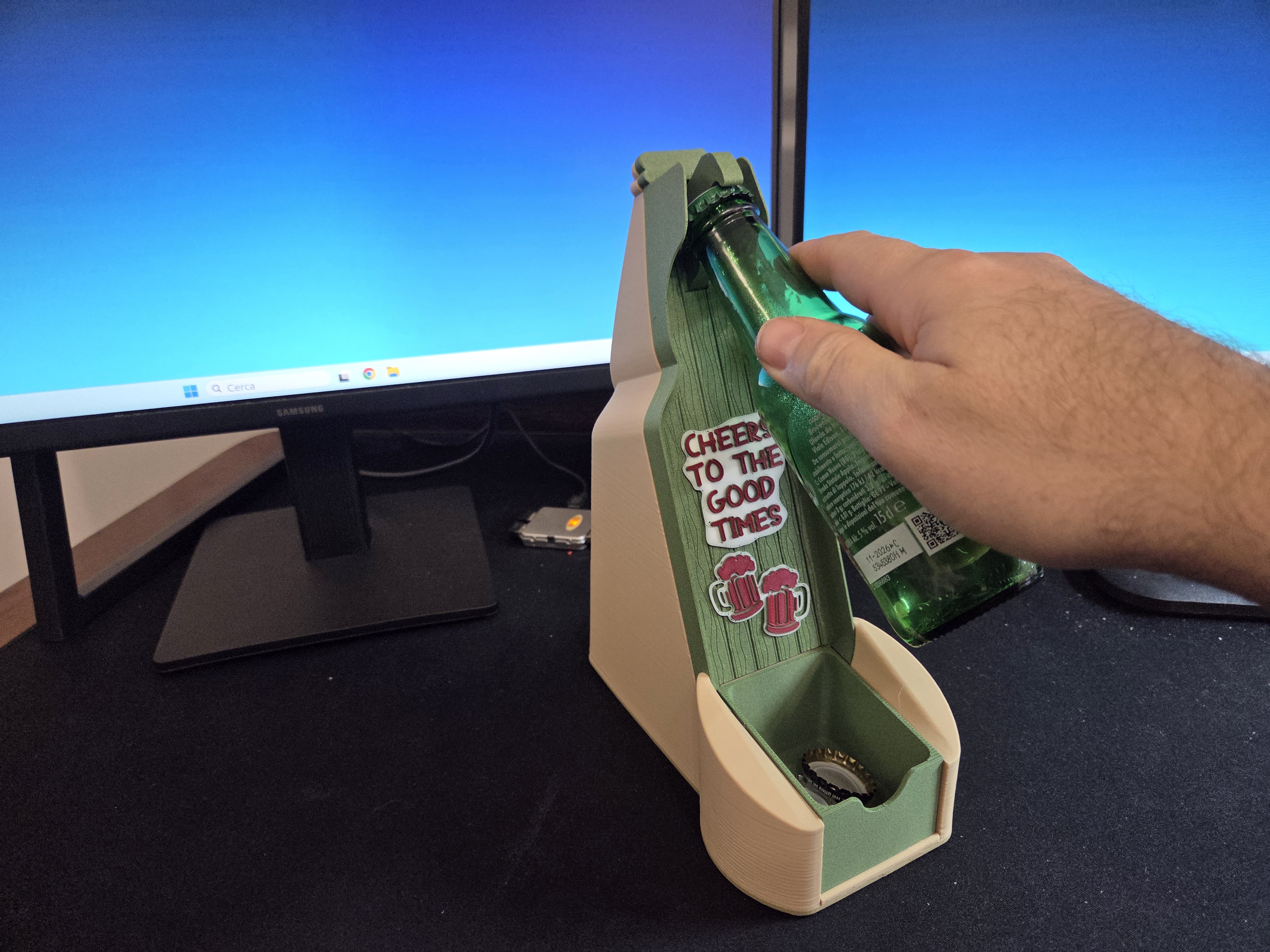 Miniatura 1 do modelo 3D Tabletop Bottle Opener