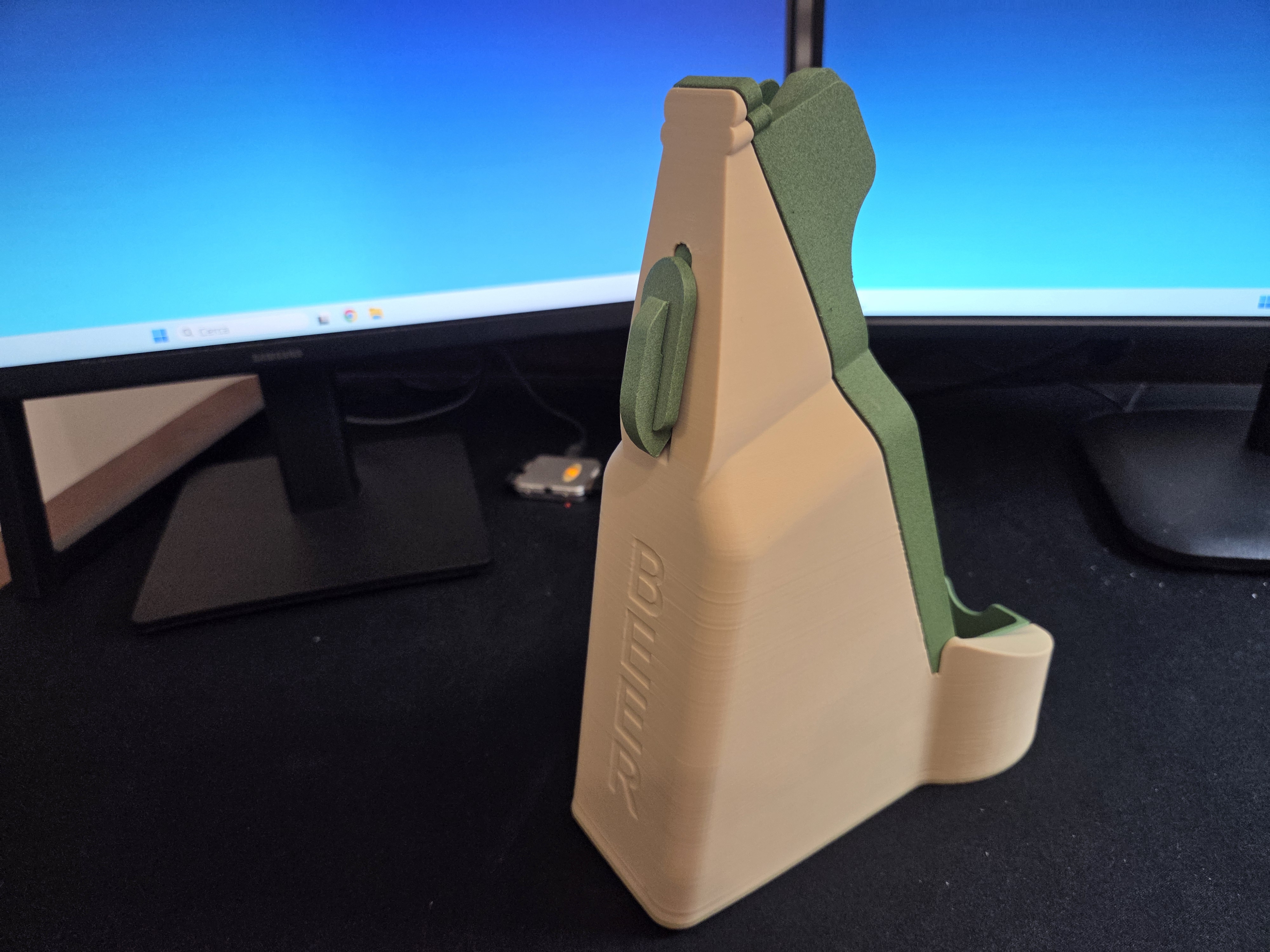 Miniatura 2 do modelo 3D Tabletop Bottle Opener