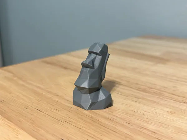 Tête Moai low poly décorative