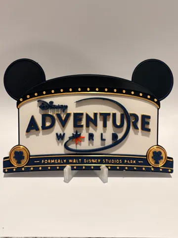 Letrero o emblema decorativo: Disney Adventure World Inspired Sign — vista de referencia 2
