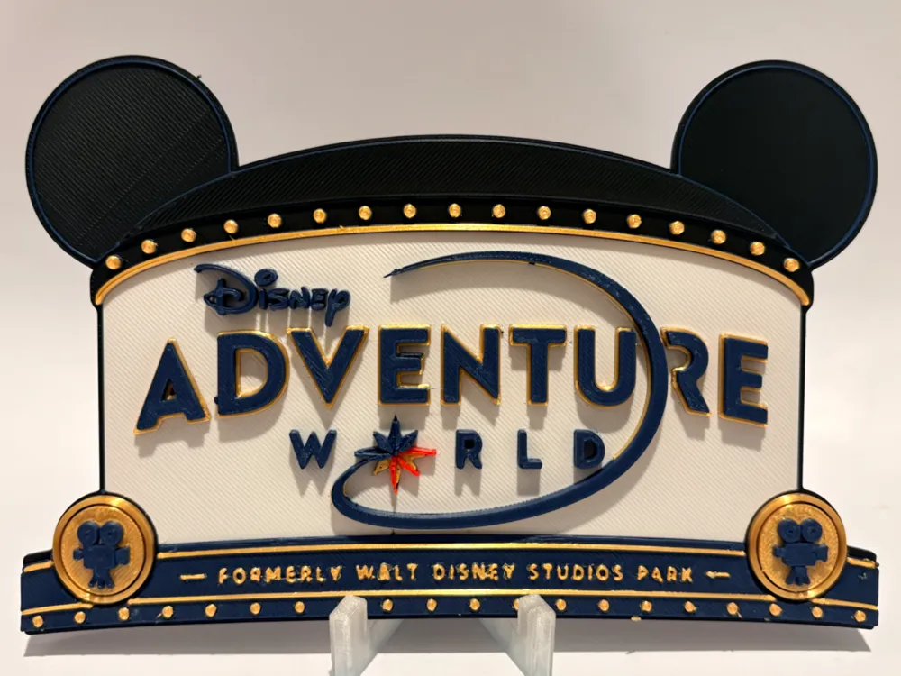 Letrero o emblema decorativo: Disney Adventure World Inspired Sign. Referencia del modelo original.