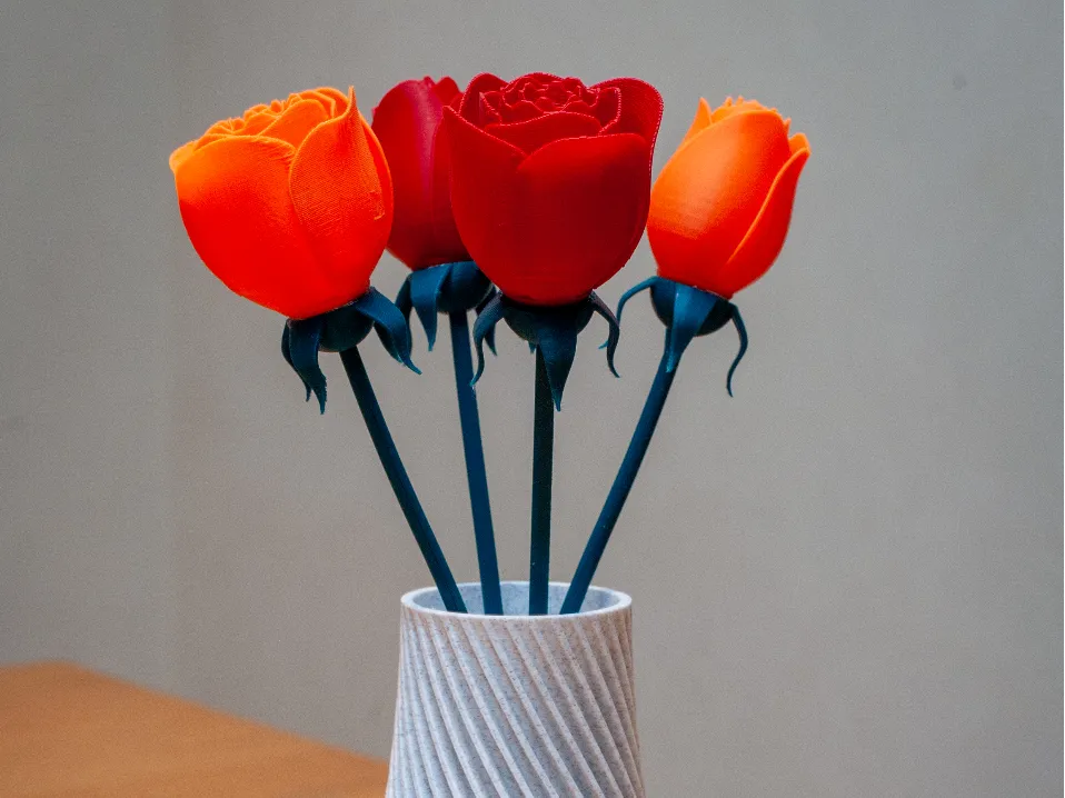 Vase avec roses assorties