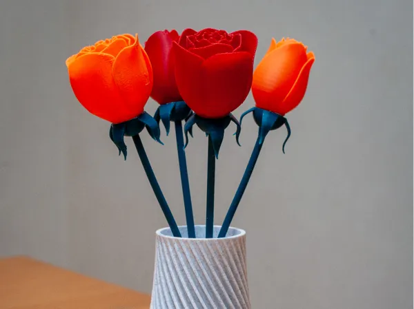 Vase avec roses assorties