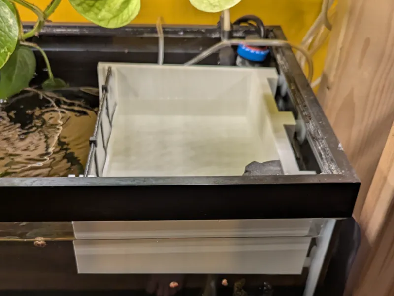 Aquarium breeder box to rise fry