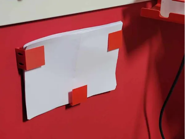 Fixations murales pour feuilles de papier