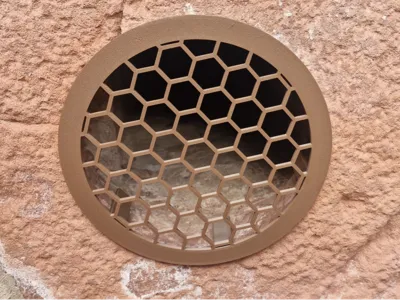 Clamp-finger ventilation grille for irregular holes