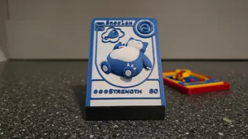 Letrero o emblema decorativo: 3D Dreaming Snorlax TCG Card / Relief-Karte — vista de referencia 3