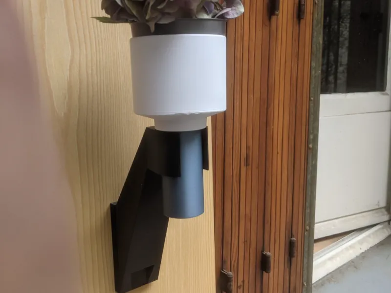 Wall-Mounted Vase Holder for Corcelain Vase