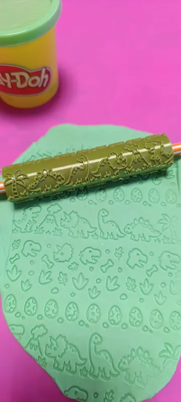 Letrero o emblema decorativo: playdoh dino roller — vista de referencia 3