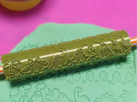 Letrero o emblema decorativo: playdoh dino roller — referencia de MakerWorld