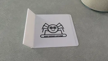 Letrero o emblema decorativo: Easy Spider Catcher | Fast & Safe Humane Bug Trap — vista de referencia 3