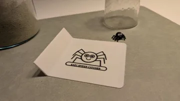Letrero o emblema decorativo: Easy Spider Catcher | Fast & Safe Humane Bug Trap — vista de referencia 4