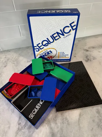 Caja o estuche: Sequence Classic + Stacks Board Game Insert — vista de referencia 2