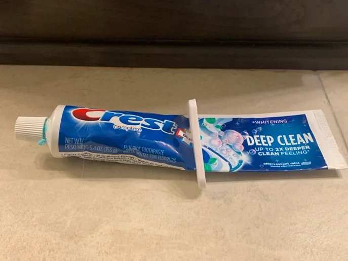 Simple toothpaste squeezer