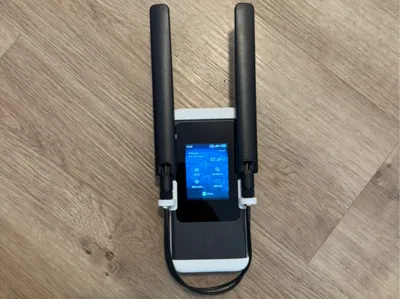 Gl.iNet Mudi7 Shell / Wall Mount with Antenna