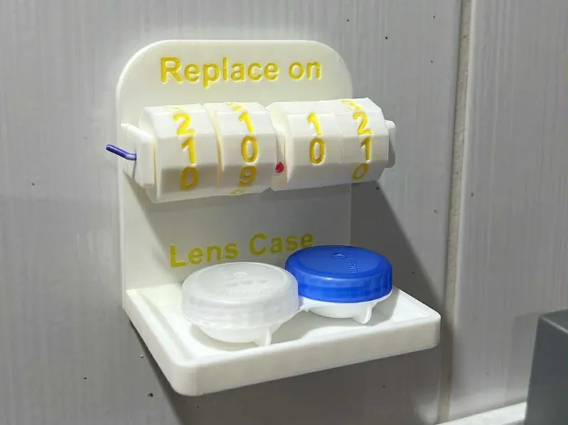 Contact lens holder with replacement indicator