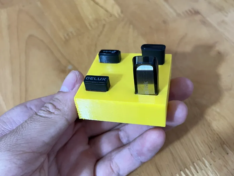 Mini desk USB holder