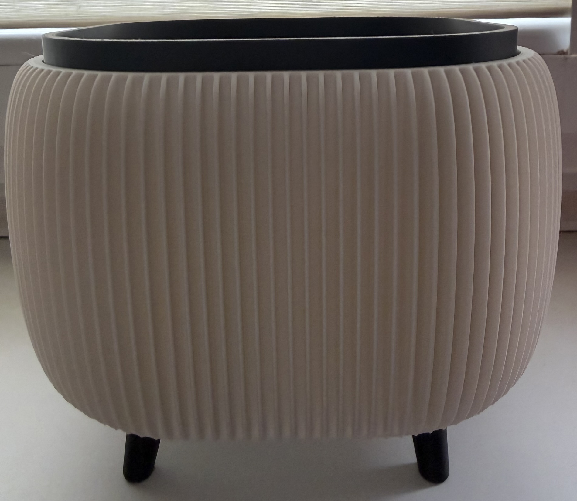 Miniatura 2 do modelo 3D Modern Planter with Legs