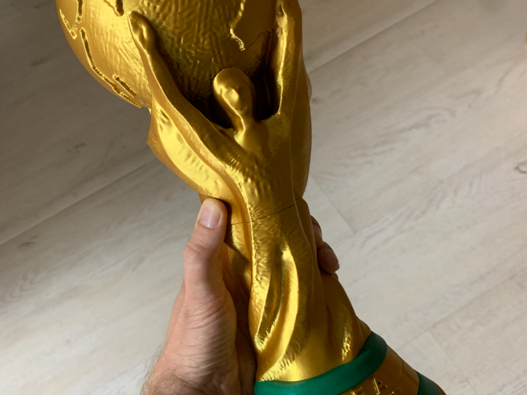 3Dプリント サッカーワールドカップトロフィー実物大とそれより小さい