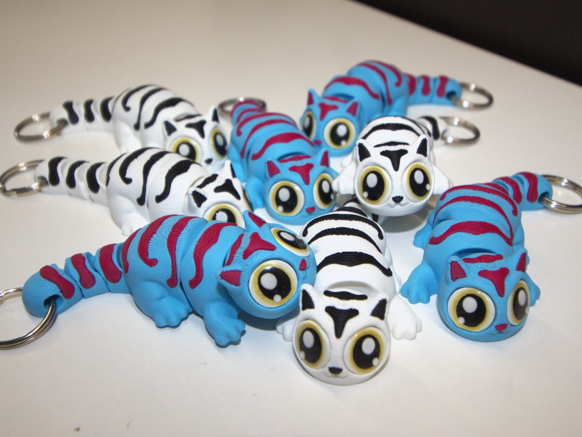 Big-eyed Cat Articulated Keychain