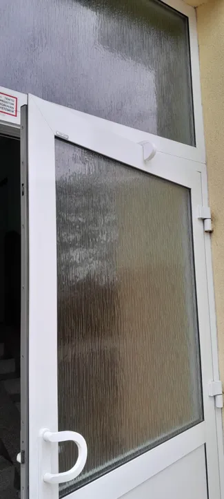 Jistící zarážka venkovních dveří