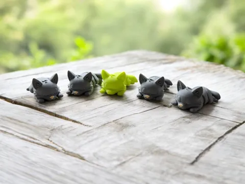 Mini Sleeping Chibi Wolf – Articulated