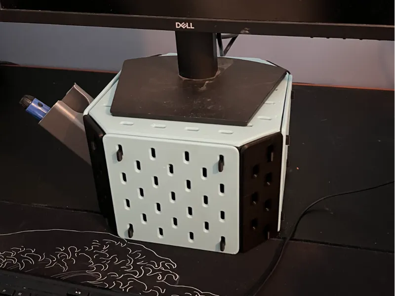 Angled Skadis compatible monitor riser