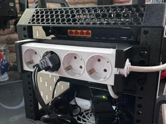 1,5HE -Vierfach Steckerleisten Halter für 10" Rack