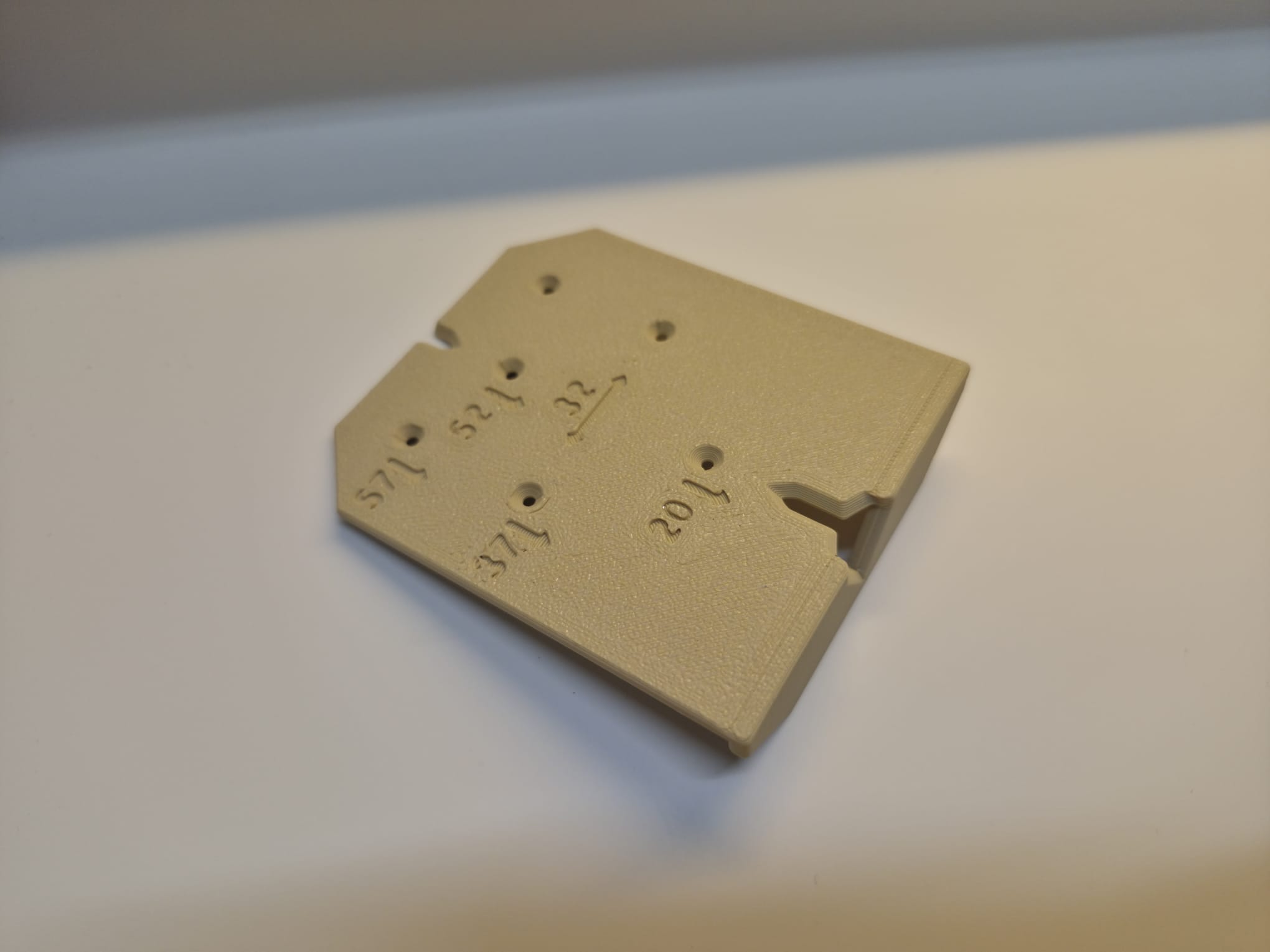 Miniatura 1 del modelo 3D Hinge drilling template