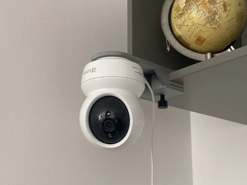 Staffa Telecamera Ezviz o similare per mensola