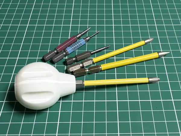 Poignée à bille pour embouts hexagonaux de perceuse